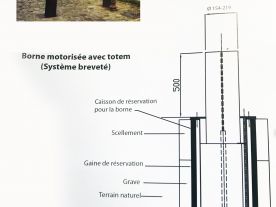 Borne motorisée avec totem